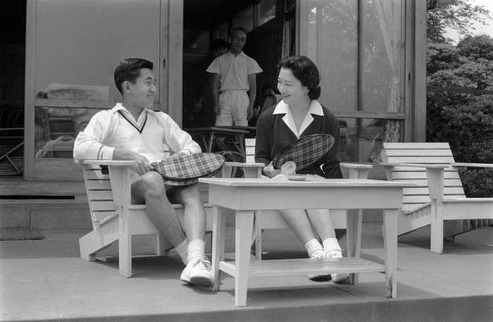 Hoàng Thái tử Akihito và Công nương Michiko chơi tennis sau lễ cưới vào tháng 4-1959 - Ảnh: Jiji