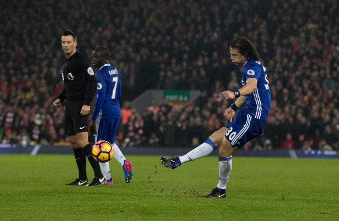 
David Luiz lập siêu phẩm sút phạt hàng rào trong trận gặp Liverpool
