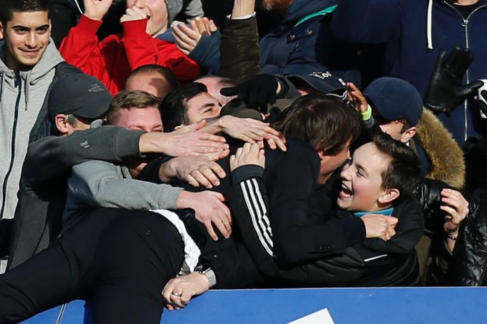 HLV Conte ăn mừng điên cuồng sau khi Hazard nhận đôi cách biệt cho Chelsea