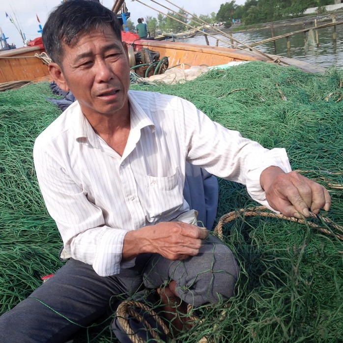 Ngư dân Bùi Bùi Xuân Tấn lo lắng vì lưới bám nhiều bùn lạ