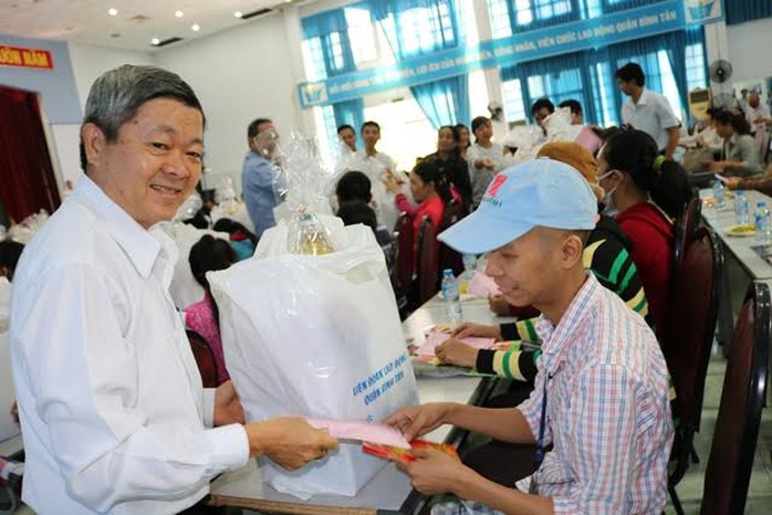 
Ông Nguyễn Văn Dễ, Chủ tịch LĐLĐ quận Bình Tân, TP HCM, trao quà Tết cho công nhân khó khăn. Ảnh: CAO HƯỜNG
