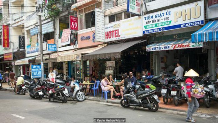 Khu phố Bùi Viện nhộn nhịp người nước ngoài. Ảnh: Alamy