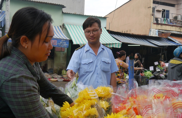 
Lực lượng trật tự đô thị quận Bình Tân nhắc nhở người dân kinh doanh trên đường Bình Trị Đông di dời vào bên trong nhà.
