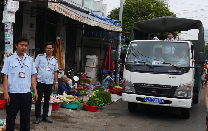 
Theo UBND quận Bình Tân, ra quân xử lý các khu chợ tự phát, các điểm kinh doanh lấn chiếm lòng lề đường nhằm đòi lại vỉa hè thông thoáng cho người dân là việc địa phương này quyết tâm thực hiện
