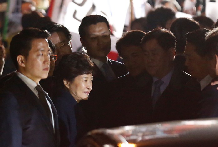 
Bà Park Geun-hye chào người ủng hộ khi về đến nhà. Ảnh: Reuters
