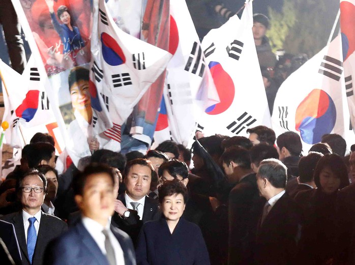 Bà Park Geun-hye chào hỏi người ủng hộ bên ngoài nhà riêng hôm 12-3 Ảnh: REUTERS