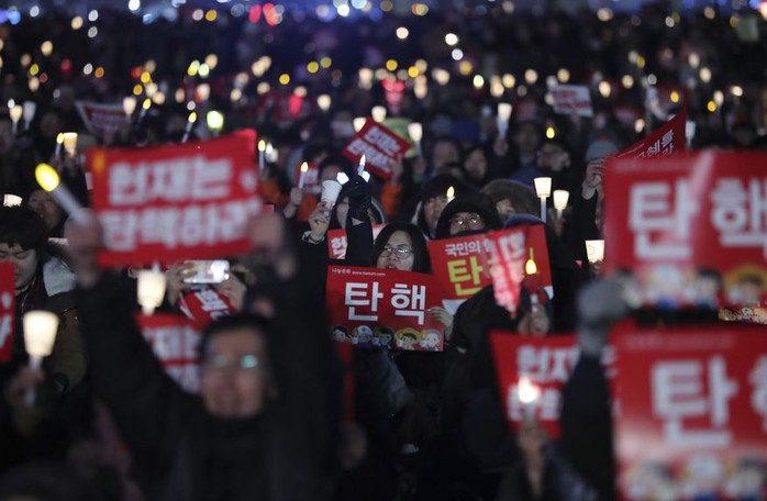 
Người biểu tình phản đối Tổng thống Hàn Quốc Park Geun-hye tại thủ đô Seoul hôm 9-3. Ảnh: AP
