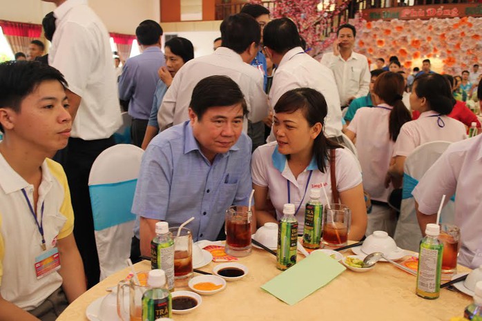 
Ông Nguyễn Thành Phong, Ủy viênTrung ương Đảng, Chủ tịch UBND TP HCM, thăm hỏi công nhân không có điều kiện về quê ăn Tết
