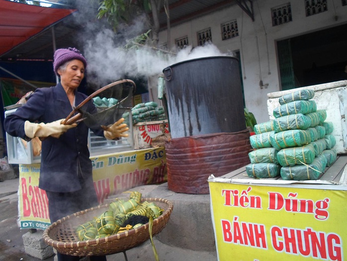 Làng bánh chưng Bờ Đậu đỏ lửa suốt ngày đêm trong những ngày cận Tết cổ truyền. Ảnh: Cao Tuân