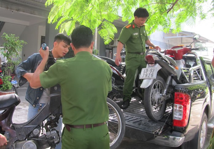 
CAP Hòa Khánh Nam bàn giao tang vật cho CAQ Liên Chiểu thụ lý.
