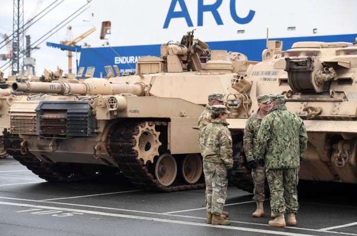 
Xe tăng và binh sĩ Mỹ được tăng cường tới Đông Âu. Ảnh: Reuters

