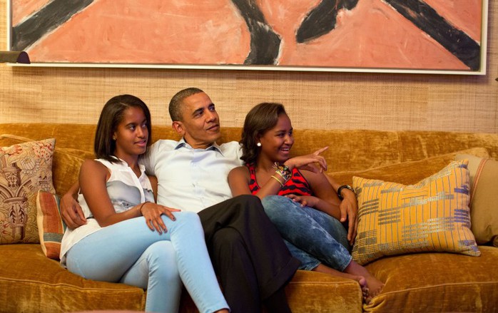 
Năm 2012, ba cha con ngồi xem bà Obama phát biểu tại Đại hội toàn quốc Đảng Dân chủ qua TV. Ảnh: Nhà Trắng
