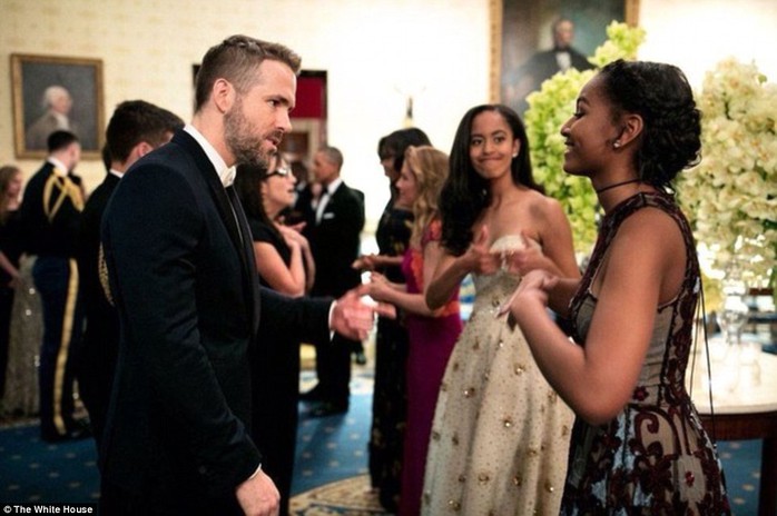 
Malia ủng hộ em gái khi Sasha trò chuyện với tài tử Ryan Reynolds nhân chuyến thăm của thủ tướng Canada năm 2016. ẢNh: Nhà Trắng

