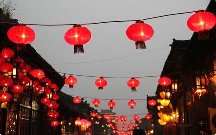 
Thành cổ Bình Dao ở tỉnh Sơn Tây (Trung Quốc) treo đèn lồng đỏ vào dịp tết. Ảnh: Thatsmandarin.
