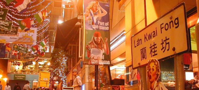 Khu Lan Kwai Fong tấp nập về đêm. Ảnh: Flickr