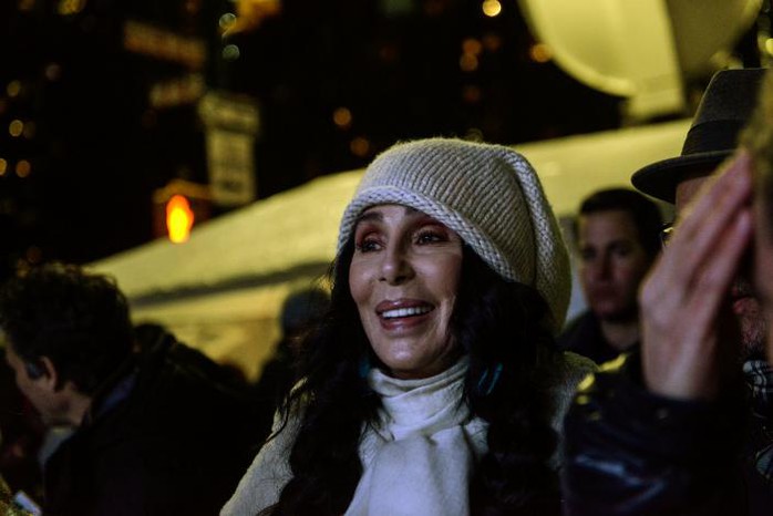 
Danh ca Cher tại cuộc biểu tình ở New York đêm 19-1. Ảnh: Reuters
