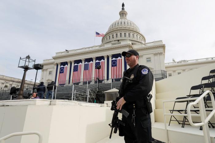 
Cảnh sát gác tại trụ sở Quốc hội Mỹ... Ảnh: Reuters
