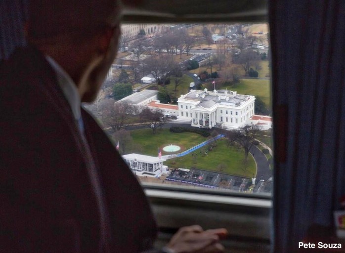 
Ông Obama nhìn về phía Nhà Trắng qua cửa sổ khi máy bay cất cánh rời khỏi Washington. Ảnh: NBC News
