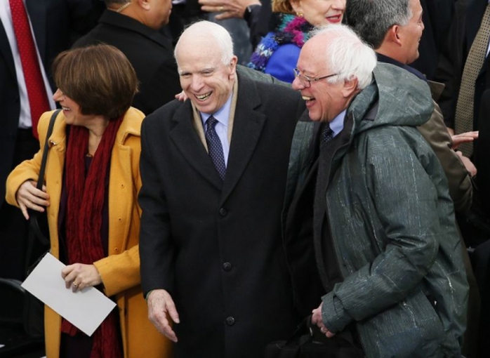 Ông John McCain và Bernie Sanders cười hết cỡ khi tới lễ nhậm chức. Ảnh: Reuters