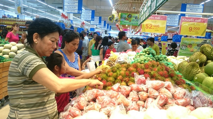 
Cận Tết, nhiều người dân TP HCM thích mua trái cây, rau củ, thịt... tại siêu thị vì giá ổn định và nhiều chương trình khuyến mãi
