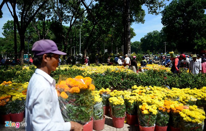 
Sáng 27-1 (30 tháng Chạp), tại công viên Gia Định (quận Phú Nhuận), một trong 4 điểm bán hoa Tết lớn nhất TP HCM, cảnh mua bán diễn ra tấp nập.
