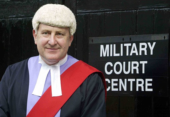 Tiến trình tố tụng sẽ do thẩm phán quân sự cấp cao nhất của Anh - ông Jeff Blacket thực hiện. Ảnh: Daily Mail