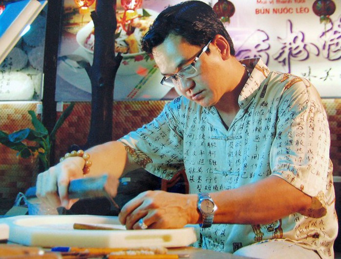 Anh Thái Tuấn vẫn thường xuyên đục đẽo khuôn bánh. Ảnh: Thanh Châu.