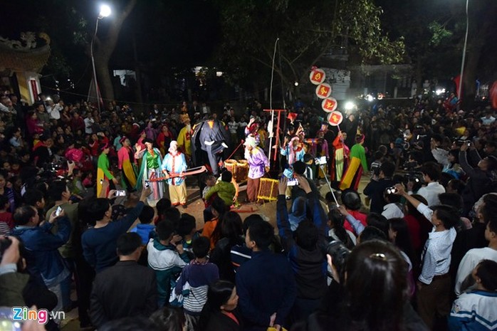 
Tối 7-2 (11 tháng Giêng), hàng nghìn người kéo nhau đến miếu Trò tại xã Tứ Xã, huyện Lâm Thao, tỉnh Phú Thọ để xem hội Trò Trám (hay còn gọi là lễ hội Linh tinh tình phộc).
