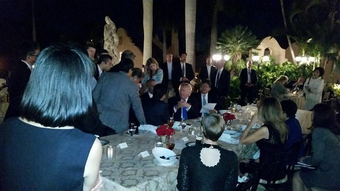 
Ông Trump và ông Abe bàn luận ngay tại bàn ăn. Ảnh: Facebook
