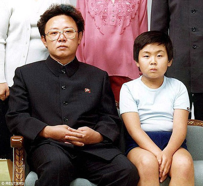 
Ông Kim Jong-nam (phải) trong bức ảnh chụp cùng người cha Kim Jong-il năm 1981. Ảnh: Reuters
