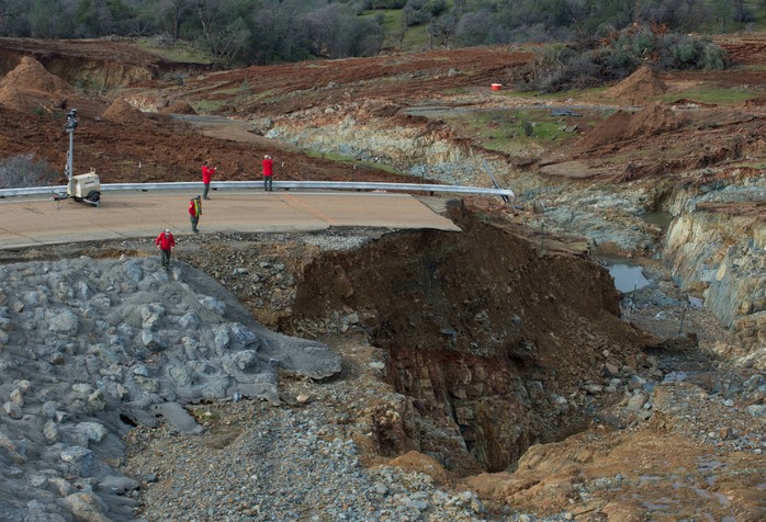 
Hố sụt lún trên đường xả của đập Oroville. Ảnh: Sở Tài nguyên nước California
