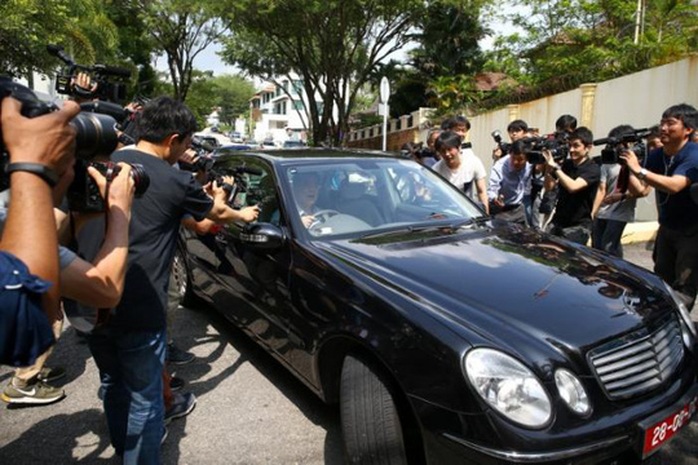 Phóng viên vây quanh chiếc xe rời khỏi đại sứ quán Triều Tiên ở Kuala Lumpur ngày 23-2. Ảnh: REUTERS