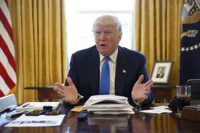 
Tổng thống Donald Trump trong cuộc phỏng vấn với Reuters trong phòng Bầu Dục, Nhà trắng hôm 23-2. Ảnh: Reuters
