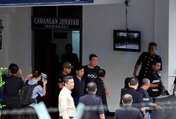 Ri Jong Chol mặc áo chống đạn khi được thả khỏi đồn cảnh sát Sepang - Malaysia sáng 3-3. Ảnh: Bernama