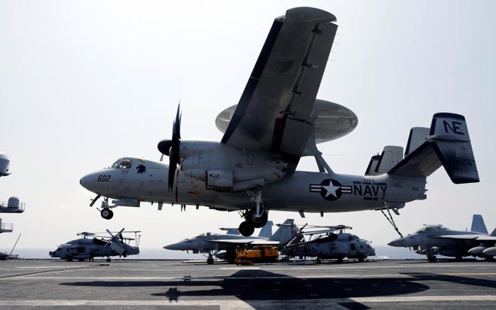 
Máy bay giám sát E-2C Hawkeye hạ cánh trên tàu sân bay USS Carl Vinson. Ảnh: Reuters

