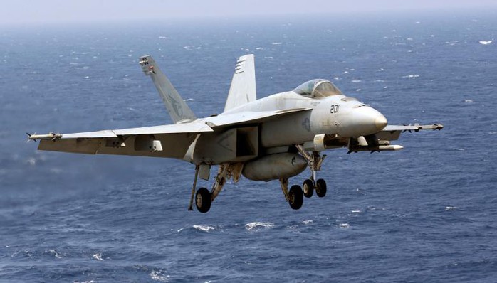 
F18 tuần tra trên biển Đông. Ảnh: Reuters
