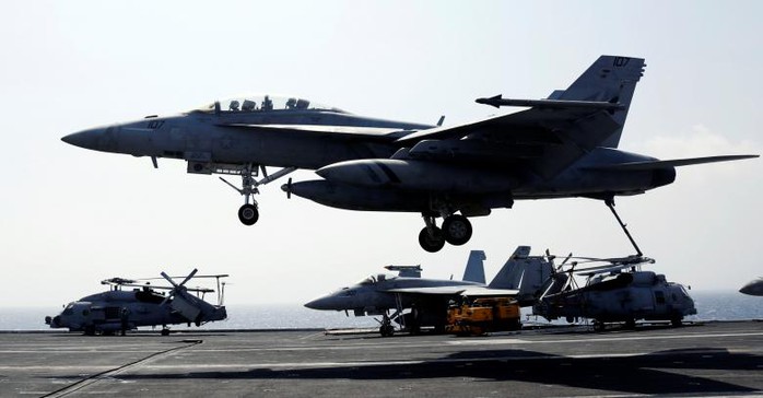 
F18 hạ cánh xuống tàu sân bay USS Carl Vinson. Ảnh: Reuters
