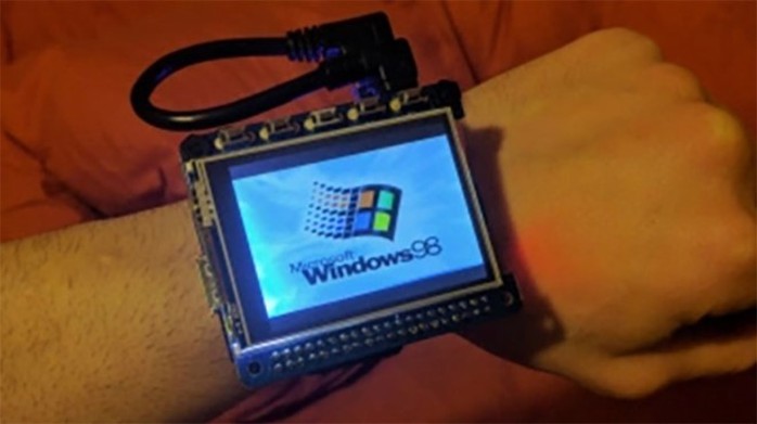 
Chiếc đồng hồ tự chế vận hành khá mượt mà trên nền tảng Windows 98. Ảnh: Gizdomo.
