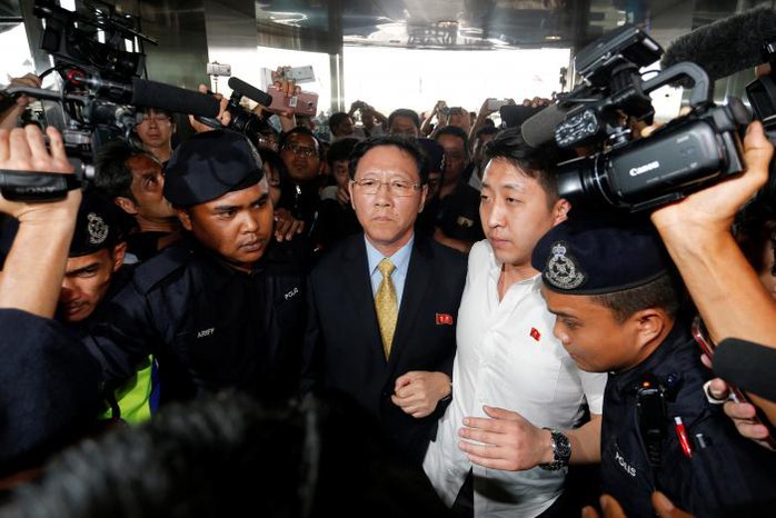 
Đại sứ Triều Tiên tại Malaysia Kang Chol trả lời báo giới tại sân bay quốc tế Kuala Lampur
