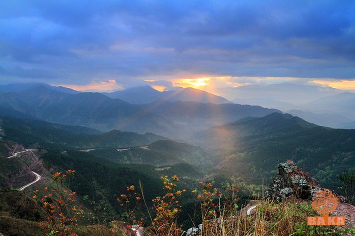 Ngắm bình minh trên \lưng khủng long\ dãy Bình Liêu