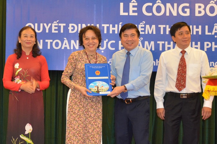 
Chủ tịch UBND TP Nguyễn Thành Phong trao quyết định thành lập ban cho bà Phạm Khánh Phong Lan (Ảnh: Phan Anh)

