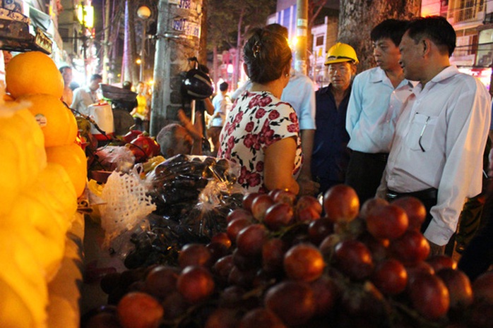 
Ông Mỹ làm việc với 1 hộ bán trái cây lấn chiếm vỉa hè trên đường Nguyễn Tri Phương.
