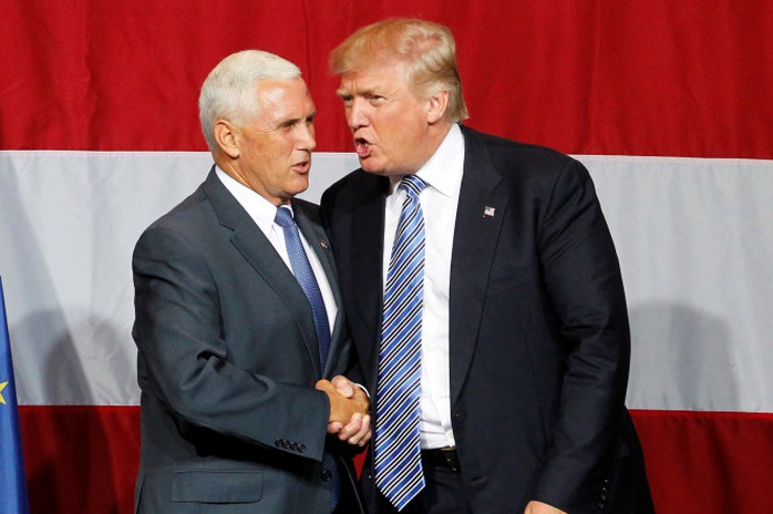 
Hai ông Mike Pence và Donald Trump bắt tay trong thời kỳ tranh cử. Ảnh: Reuters

