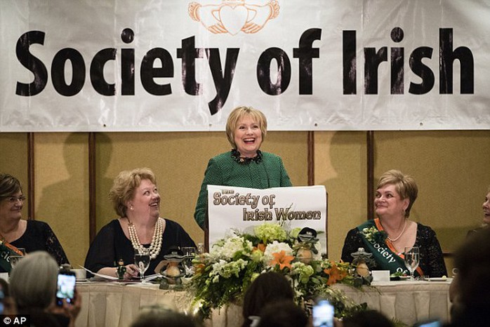 
Bà Clinton phát biểu trước những đại biểu của nhóm Xã hội phụ nữ Ireland. Ảnh: AP
