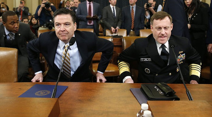 Giám đốc FBI James Comey (trái) và Giám đốc NSA Mike Rogers tại cuộc điều trần. Ảnh: Reuters
