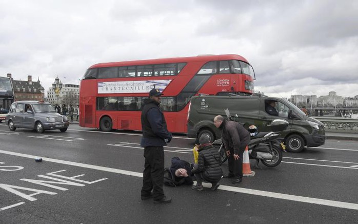 
Một người đàn ông bị thương đang nằm trên cầu Westminster, London sau vụ xả súng. Ảnh: Reuters
