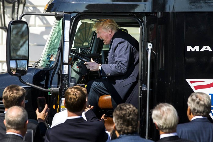 Ông Trump lái xe tải. Ảnh: EPA