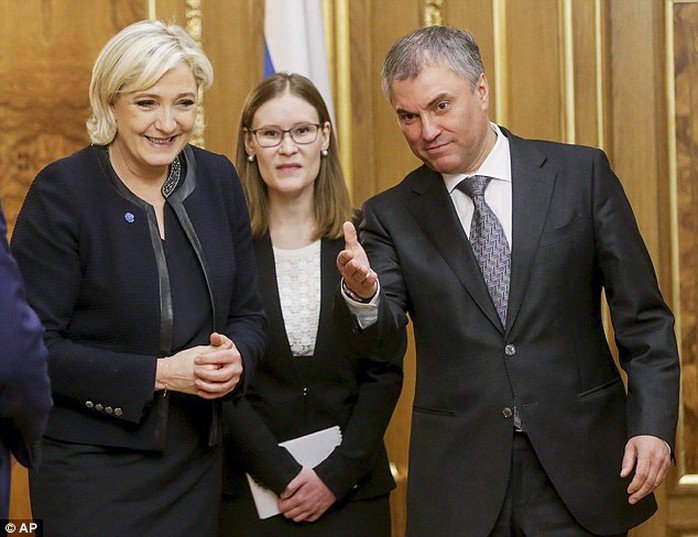 
Chủ tịch quốc hội Nga Vyacheslav Volodin đón tiếp bà Le Pen. Ảnh: AP
