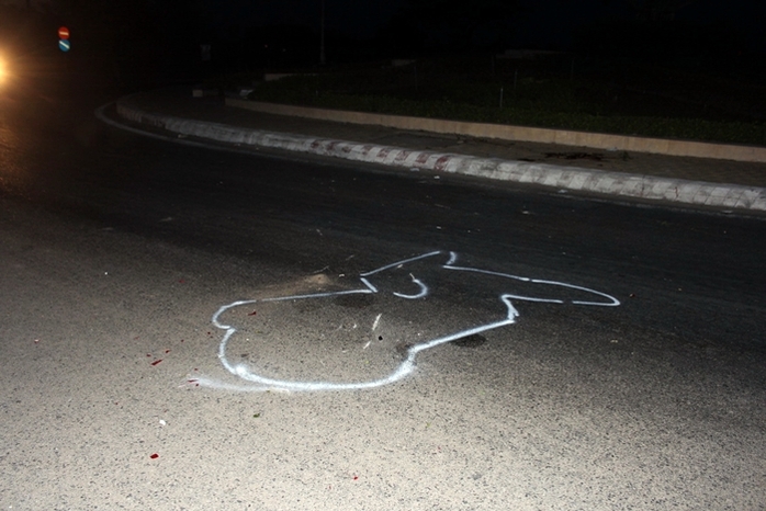 
Vị trí của 2 du khách Nga bị tai nạn. Hình vẽ chiếc xe máy ngã xuống đường, sau khi tông vào bùng binh và trụ điện
