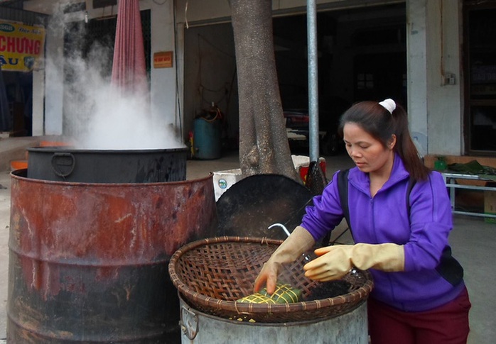 Bánh chưng ở Bờ Đậu được luộc bằng nước suối để giữ hương vị đậm đà.